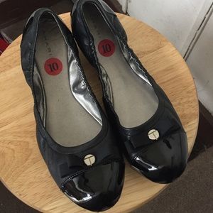 TAHARI leather flat shoes