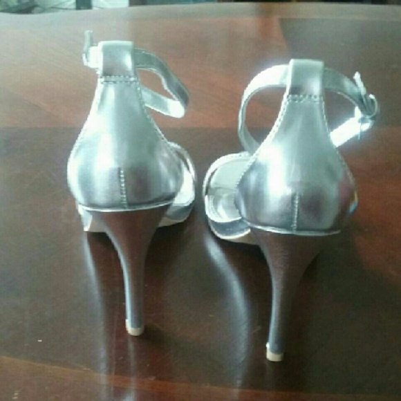 Silver heels - Picture 2 of 2