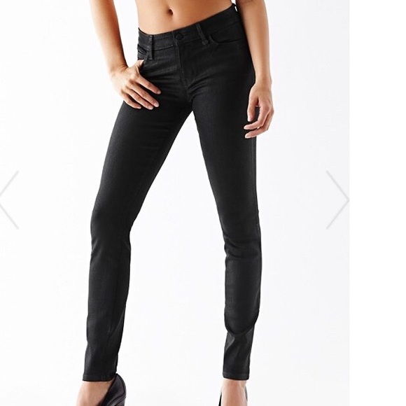 Mid-rise Jeans in Slick Black Coated Wash