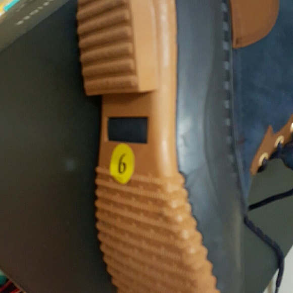 Tommy Hilfiger - Picture 4 of 4