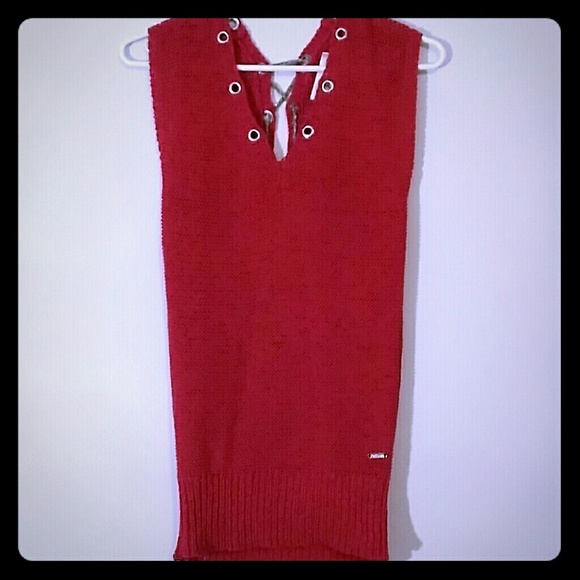 Guess red uqi top.