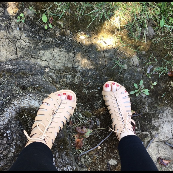 💥FINAL MARKDOWN💥 Cream Gladiator Sandals - Picture 2 of 4