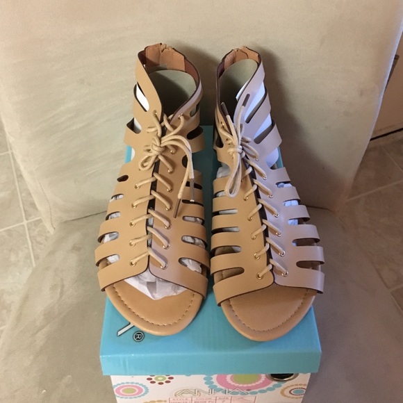 💥FINAL MARKDOWN💥 Cream Gladiator Sandals - Picture 4 of 4