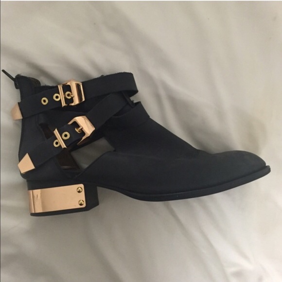 ISO Jeffrey Campbell Everly booties.