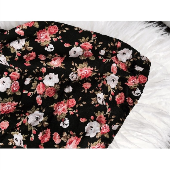 🌵FLORAL STRAPLESS/BACKLESS ROMPER🌴 - Picture 3 of 4