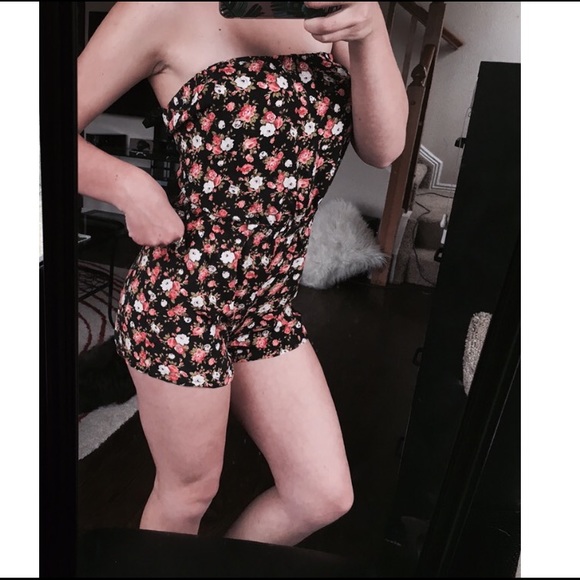 🌵FLORAL STRAPLESS/BACKLESS ROMPER🌴 - Picture 4 of 4