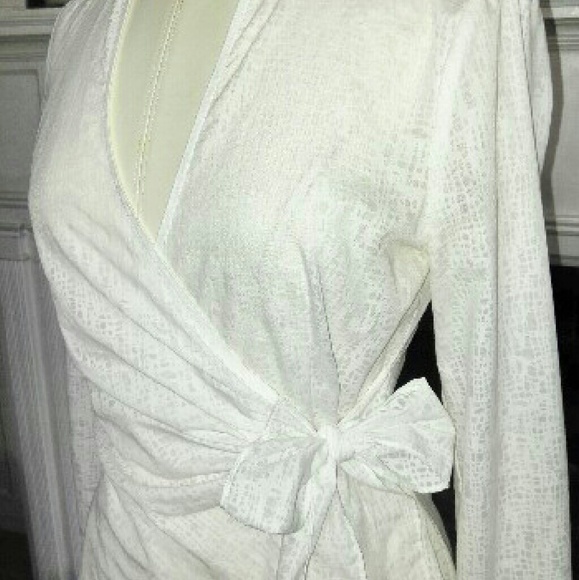 Express wrap burn out white blouse - Picture 2 of 4