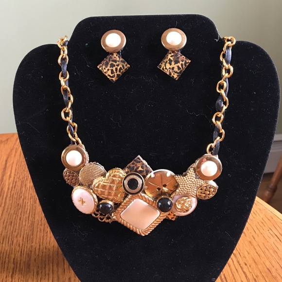 Handcrafted,  Vintage button statement necklace - Picture 1 of 3