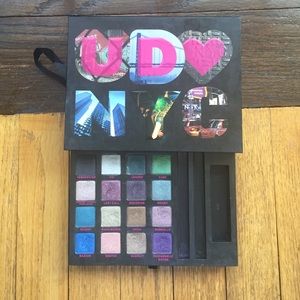 Urban Decay LIMITED EDITION book of shadows vol.3