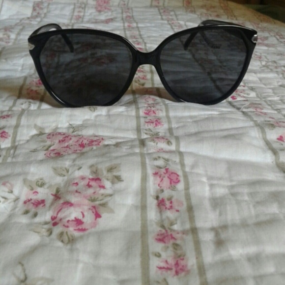 SOLD Brand New sunglasses - Picture 2 of 2