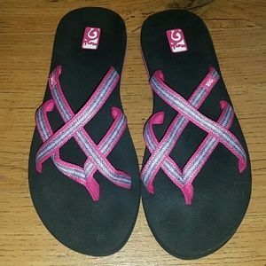 NWOT Teva Mush Sandals Flip Flops 9