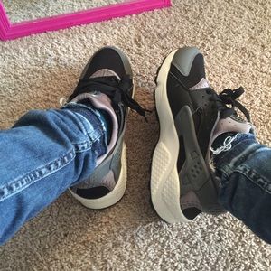 Never worn out //new Huraches