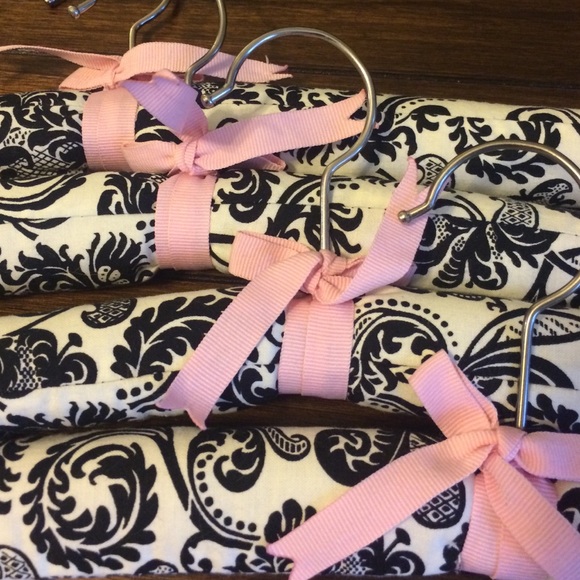 Set of 4 padded hangers - Picture 2 of 3