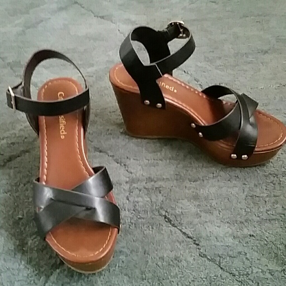 ❤ SOLD ❤ Size 6 . Sandals.