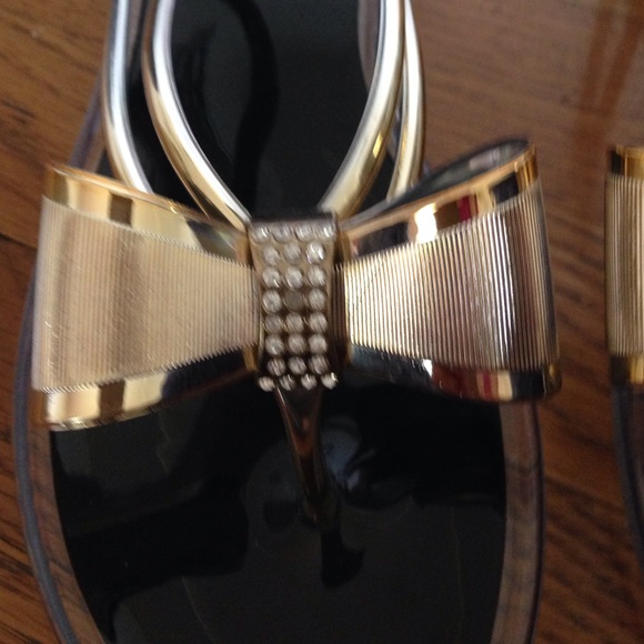 Pretty sandals with bow and rhinestones. - Picture 2 of 4