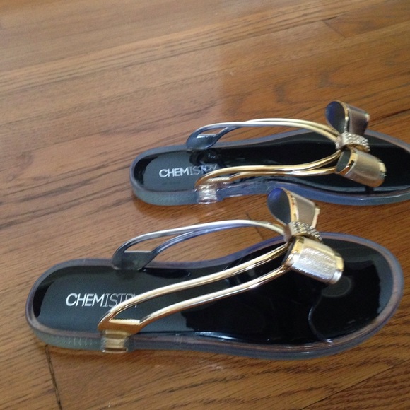 Pretty sandals with bow and rhinestones. - Picture 3 of 4