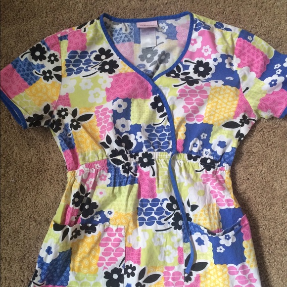 Sketchers scrub top