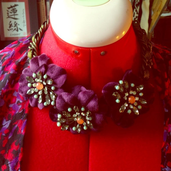 Choker necklace with flowers and rhinestones!