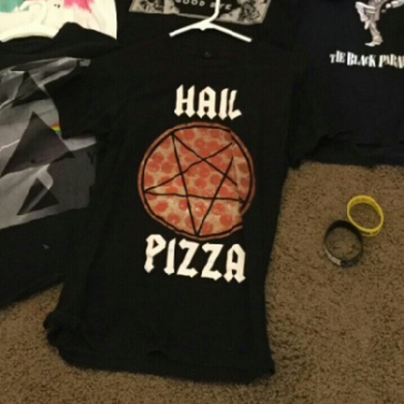 hail pizza tee