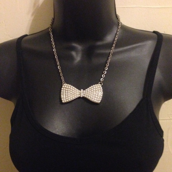 Bow and pearls necklace
