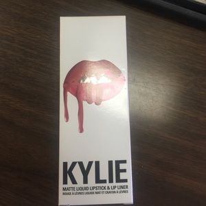 Kylie Jenner Matte liquid lipstick & Lip liner