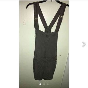 Olive green overalls 💁🏻