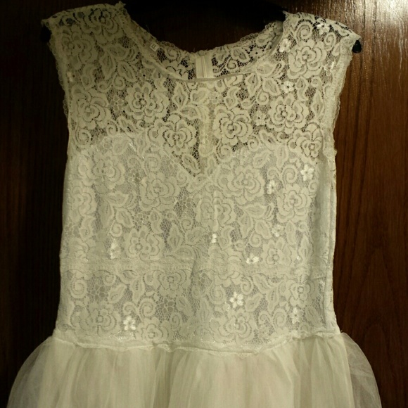 Dresses & Skirts - Lace tulle dress
