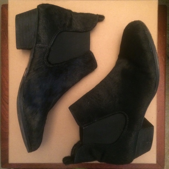 Vince Camuto size 7.5 black faux-hair ankle boots - Picture 1 of 3