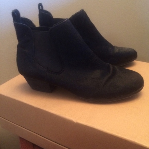 Vince Camuto size 7.5 black faux-hair ankle boots - Picture 2 of 3