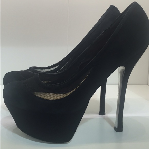 H by Halston Black pump