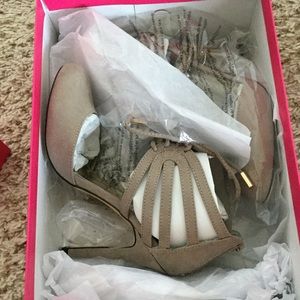 Shoe dazzle, never worn Terilyn