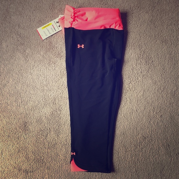 SOLD!! 💕NWT UA Capris