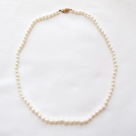 Small pearl necklace