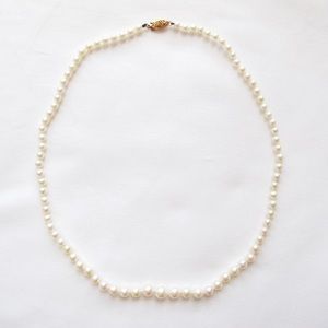 Small pearl necklace