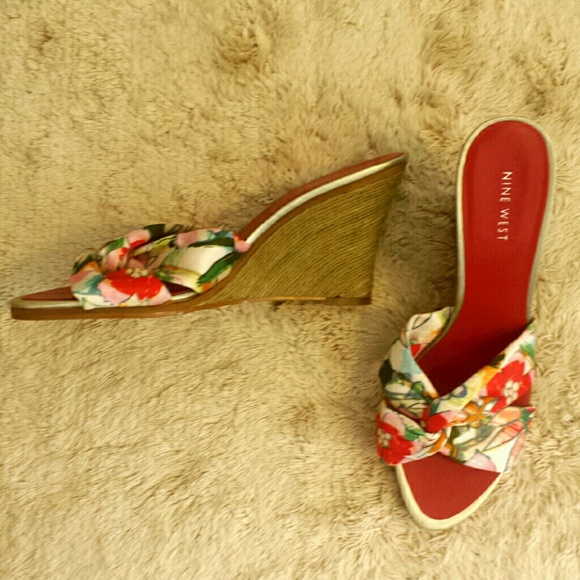 Floral sandals - Picture 2 of 3