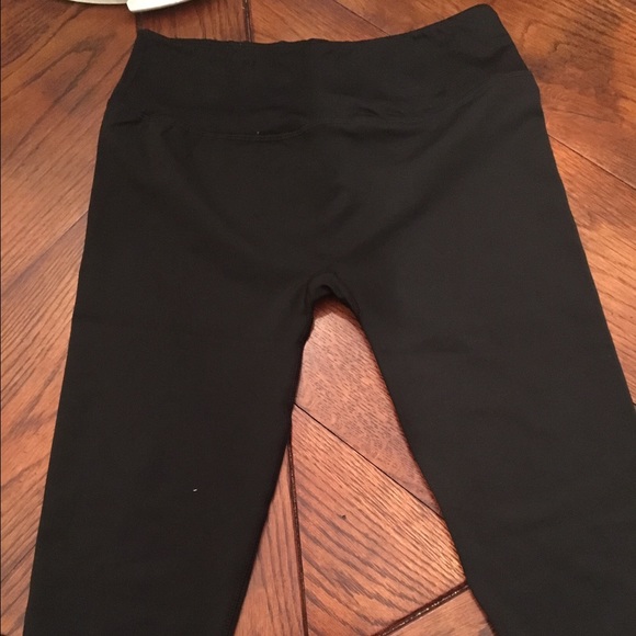 ✂️Last Call✂️ Black Yoga Capri Pants-159 - Picture 2 of 4