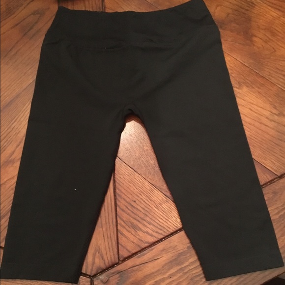 ✂️Last Call✂️ Black Yoga Capri Pants-159 - Picture 4 of 4