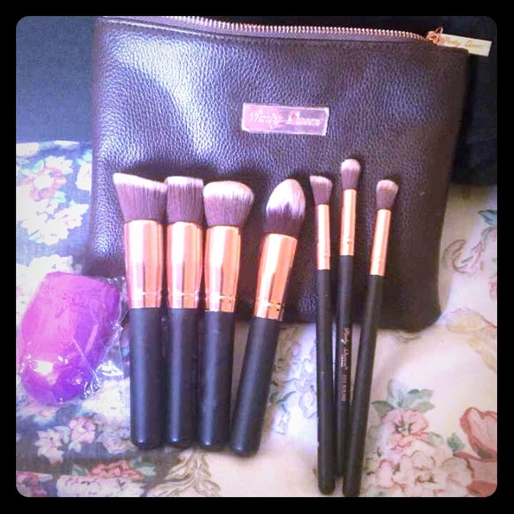 Makeup brushes