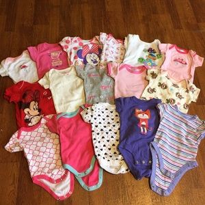 15 baby girl onesies! Size 0-3 months❤️🎀