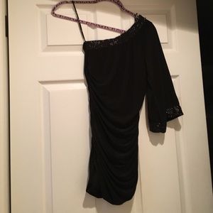 black one shoulder sleeve dress