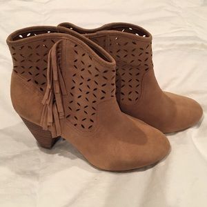 Jessica Simpson taupe ankle boots EUC!