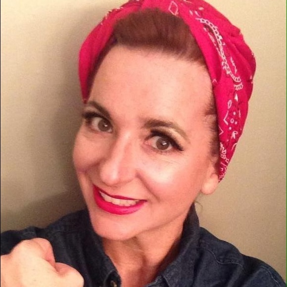 Meet Your "Almost Famous" POSHER, Amanda - Picture 2 of 4