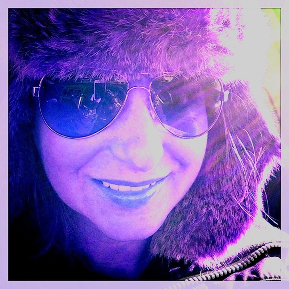 Meet Your "Almost Famous" POSHER, Amanda - Picture 3 of 4