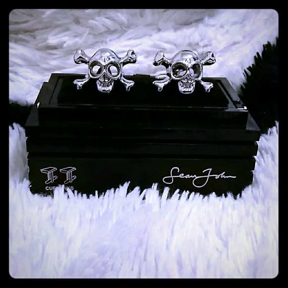 Skull cufflinks.