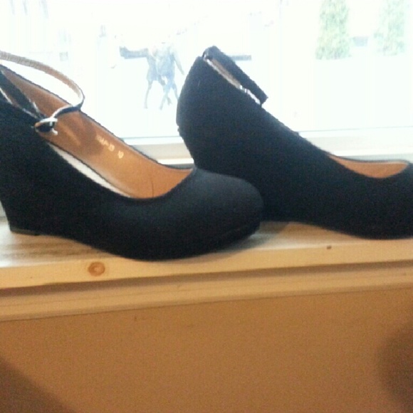 Black wedge heels