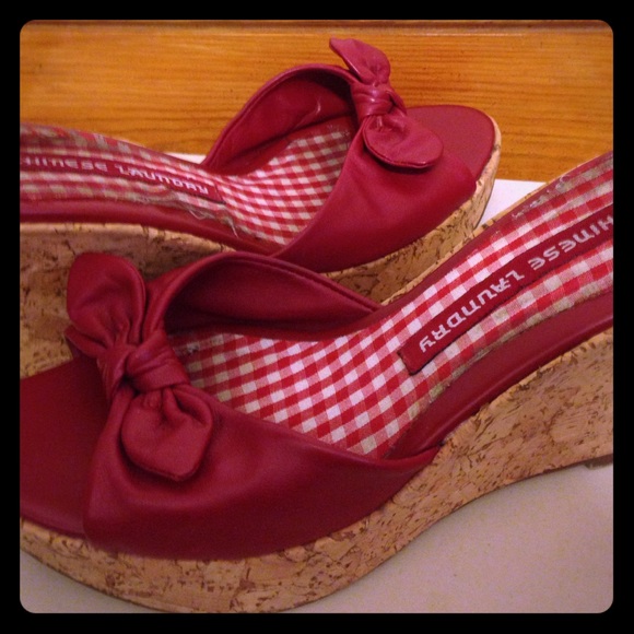 Red bow wedges