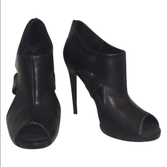 Peep toe black Heels