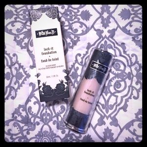 Kat Von D Lock-It Liquid Foundation in Light 42