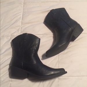 Black cowgirl style boots
