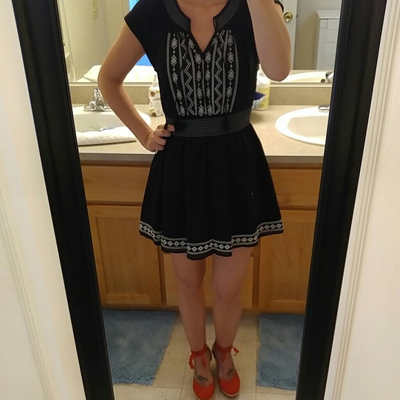 Gorgeous embroidered dress - Picture 2 of 3